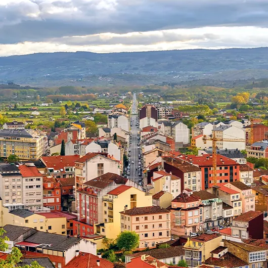 Una vista bonita del colorido pueblo de Monforte de Lemos en Galicia Una vista bonita del colorido pueblo de Monforte de Lemos en Galicia