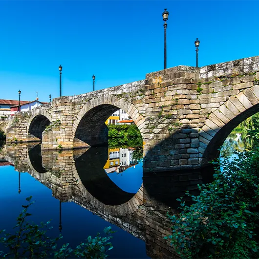 Una vista bonita del puente romano en Monforte de Lemos Una vista bonita del puente romano en Monforte de Lemos