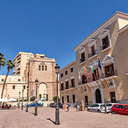 Una vista bonita del Ayuntamiento de Motril y la iglesia histórica en la plaza España del casco antiguo Una vista bonita del Ayuntamiento de Motril y la iglesia histórica en la plaza España del casco antiguo