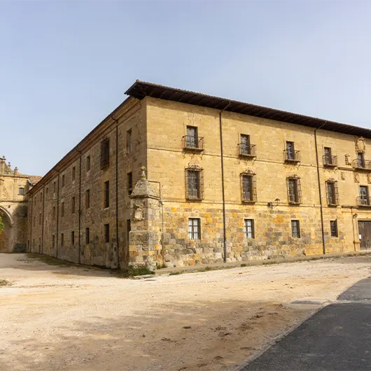 Uma bela vista de Santa María la Real de Irache Uma bela vista de Santa María la Real de Irache