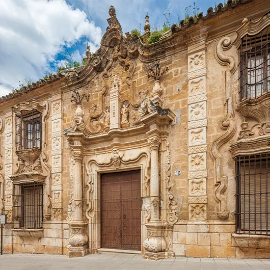 Una vista bonita de la fachada de la Cilla del Cabildo Colegial Una vista bonita de la fachada de la Cilla del Cabildo Colegial