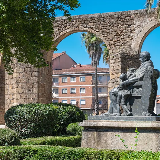 Una vista bonita de las ruinas del antiguo acueducto romano y la estatua al Marqués de la Constancia Una vista bonita de las ruinas del antiguo acueducto romano y la estatua al Marqués de la Constancia