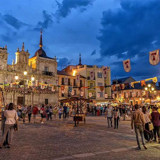 Una bella vista della fiera medievale in Plaza del Ayuntamiento Una bella vista della fiera medievale in Plaza del Ayuntamiento