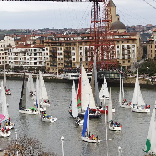 Una vista bonita de una regata en la ría de Bilbao Una vista bonita de una regata en la ría de Bilbao