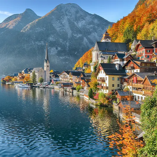Pueblo de montaña de Hallstatt El pueblo de montaña de Hallstatt en otoño