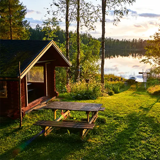 Lago Finlandês Cabana de madeira em frente ao lago na Finlândia
