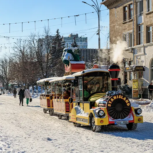 Balti, Moldova Πολύχρωμη χειμερινή βόλτα με τρένο στη χιονισμένη αστική οδό στο Μπαλτί της Μολδαβίας