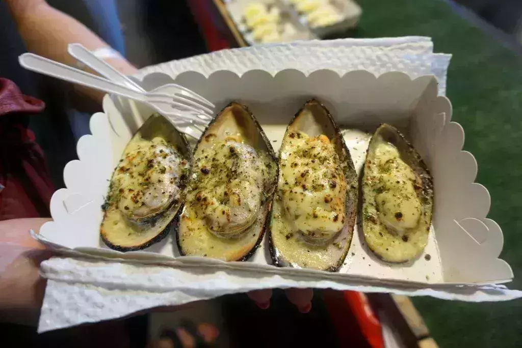 Garlic and Cheese Mussels