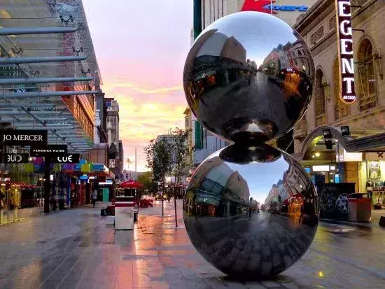 Take a photo with the Mall&amp;amp;rsquo;s Balls