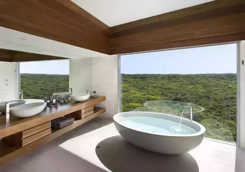 Dramatic glass walled bathrooms in Southern Ocean Lodge 