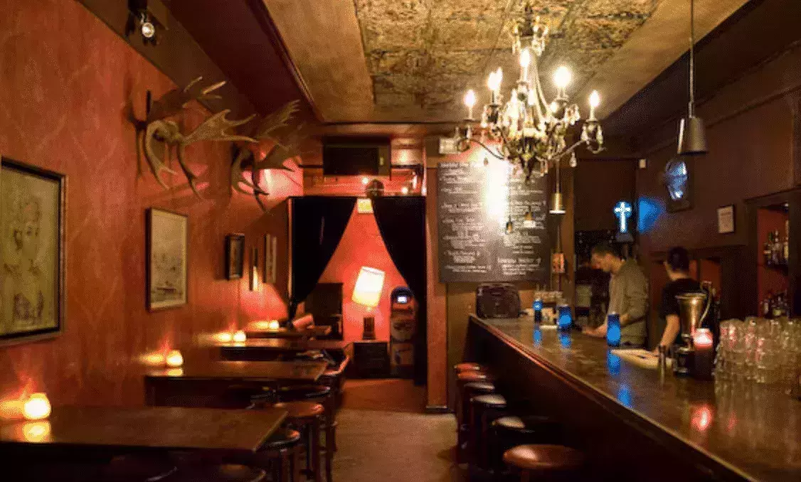 The Narrow Lounge