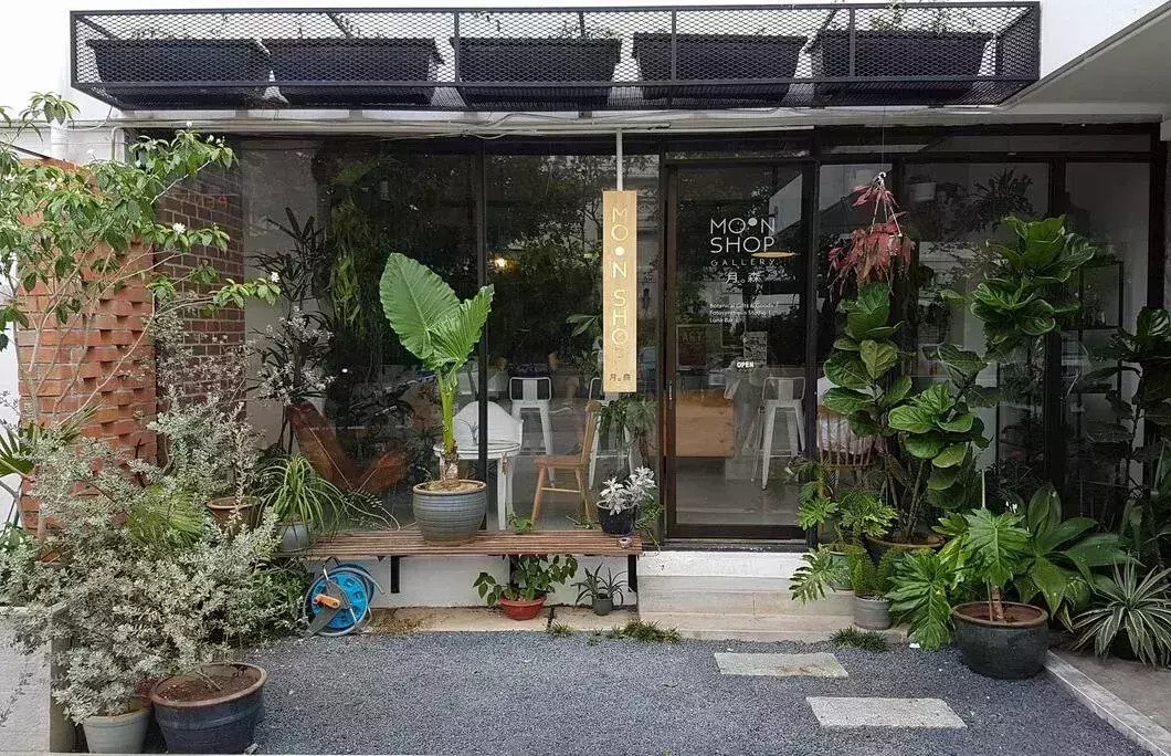 6. Luna Bar Coffee