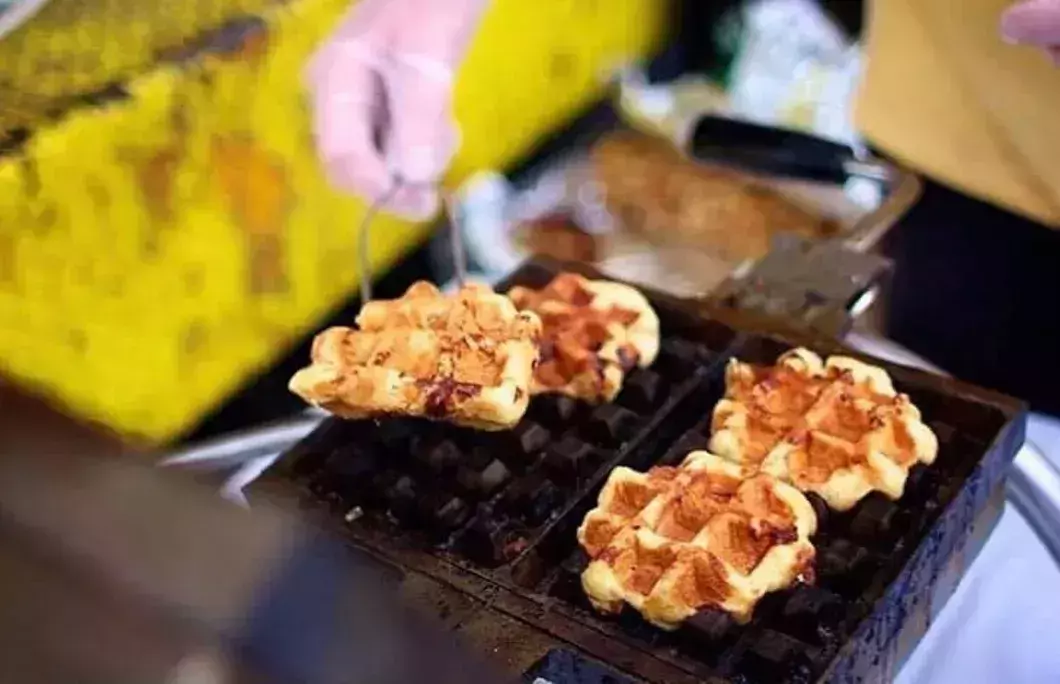 6. Wafels & Dinges
