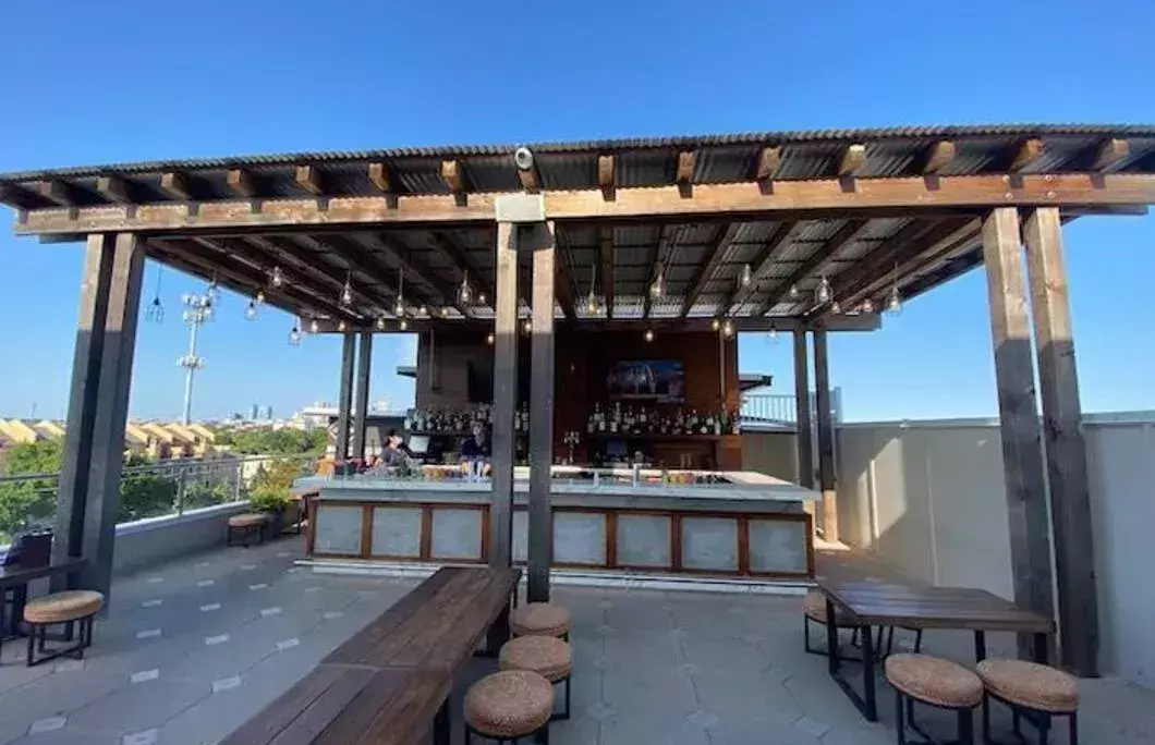 3. Luna Lounge