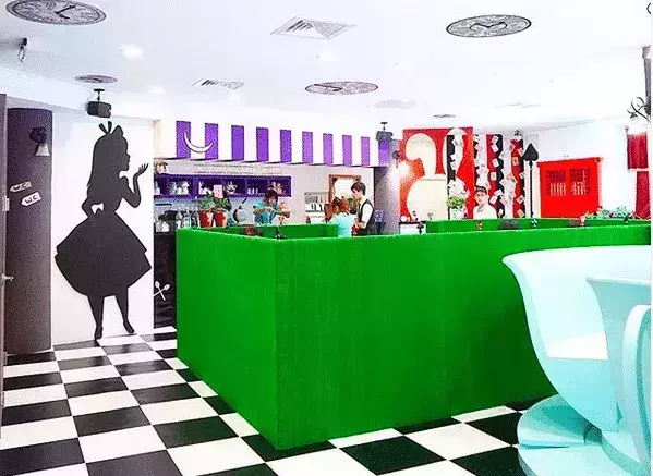 Alice Is Coming Unique Cafe