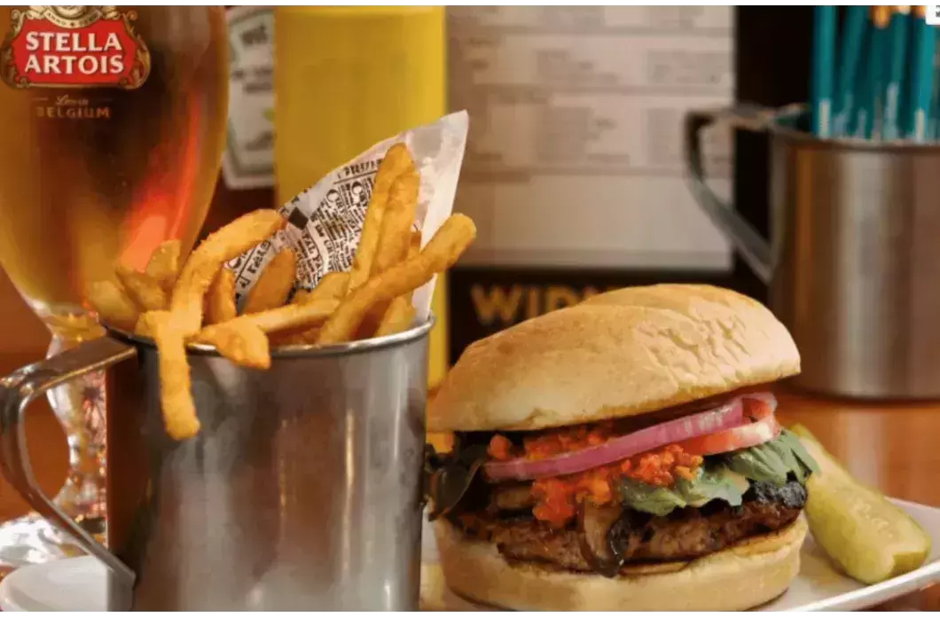 5. Burger Tavern 77