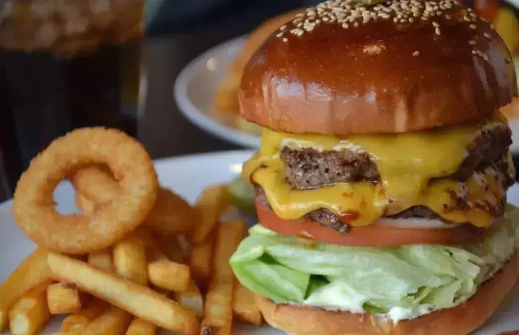 6. Brozer’s Hamburger