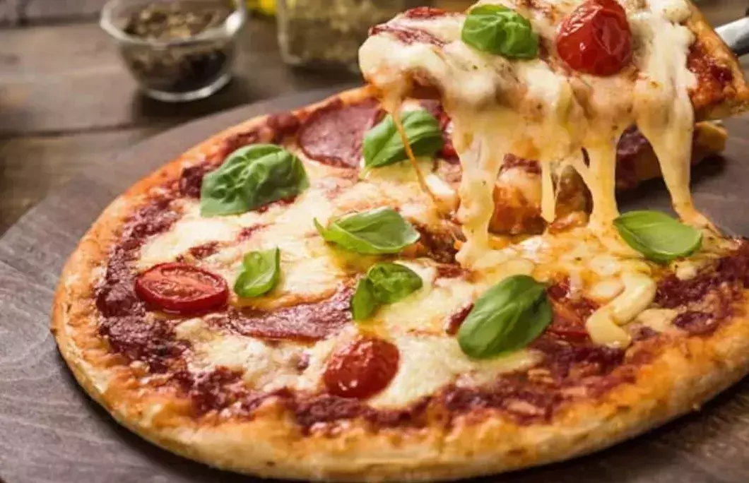 5. Felix’s Pizza Pub
