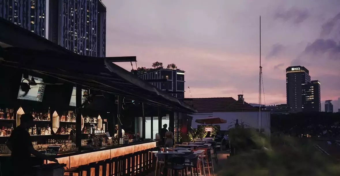 Rooftop dining at Abriza with a view over the Singaporean skyline.