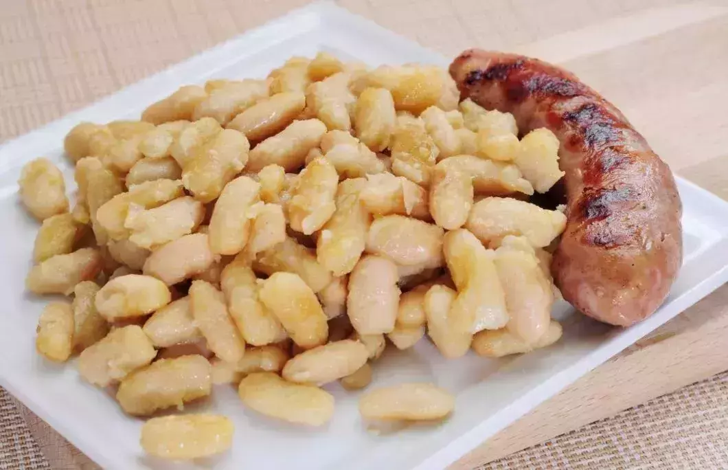 6. Botifarra amb mongetes
