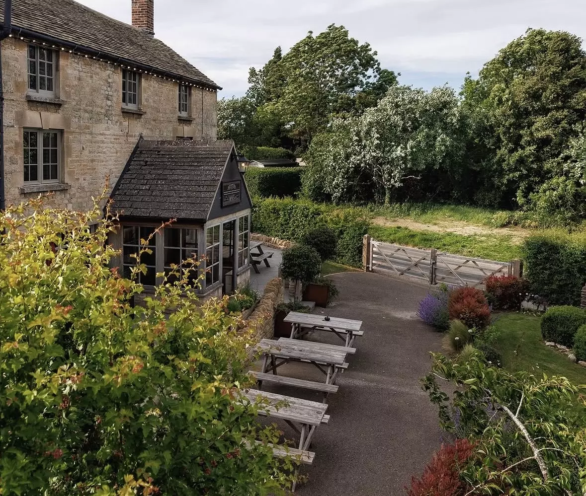 A Cotswolds classic, The Killingworth Castle is a beautiful, traditional country pub.