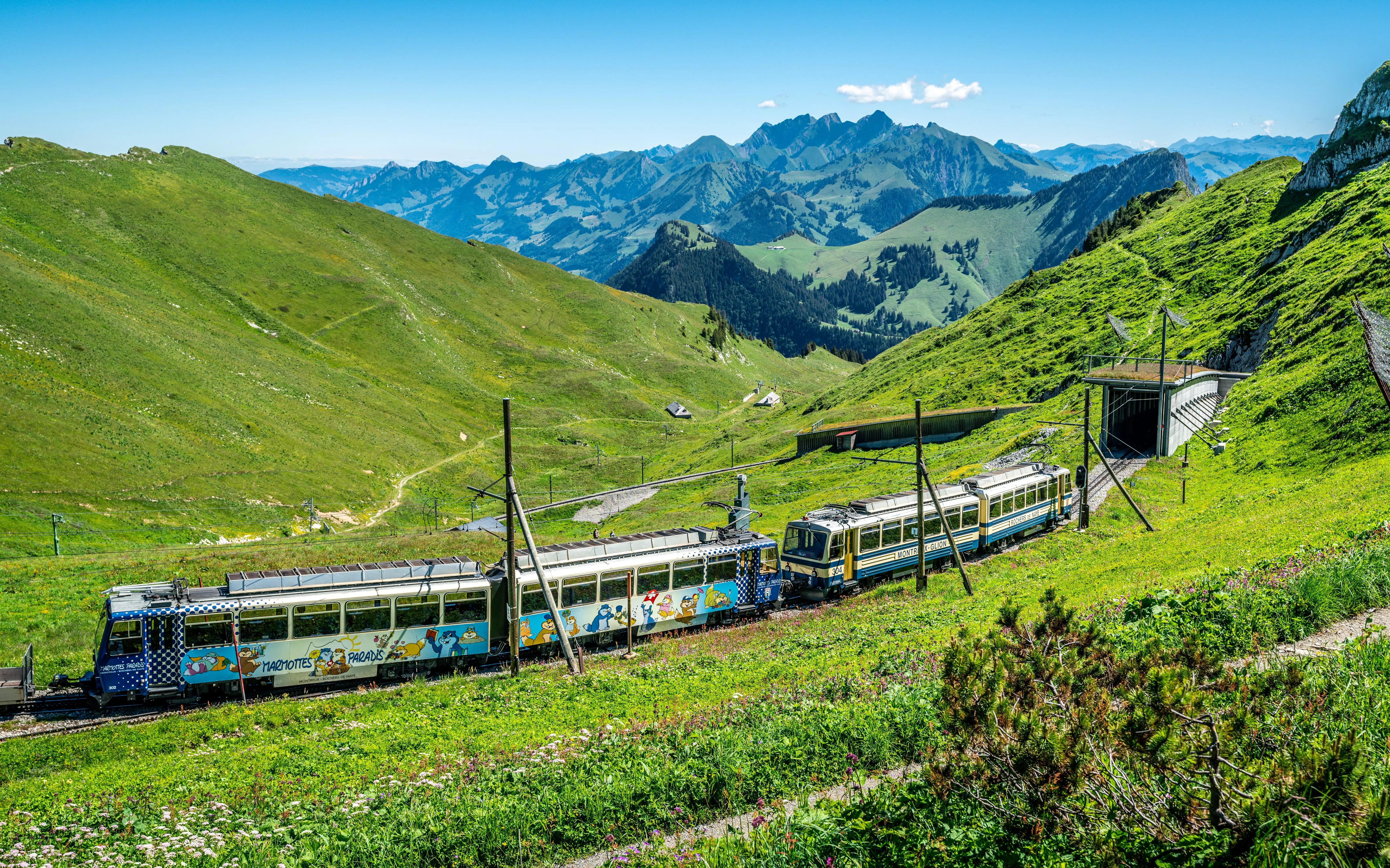 A short, sweet and unforgettable train journey awaits you between Montreux and Rochers-de-Naye.