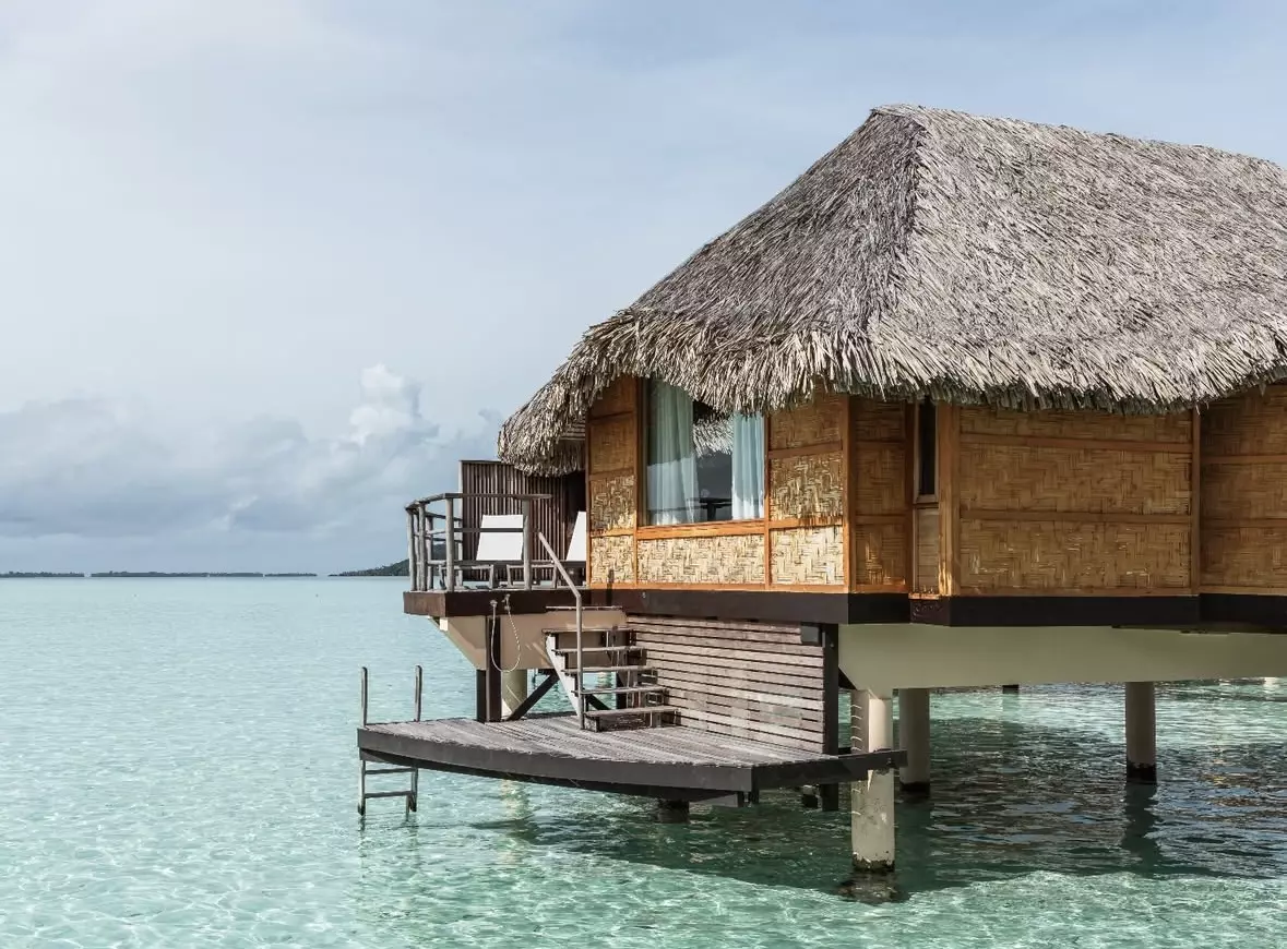 The suites at Le Taha'a are constructed in the traditional Polynesian way.
