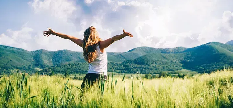 how to travel on your own as a woman