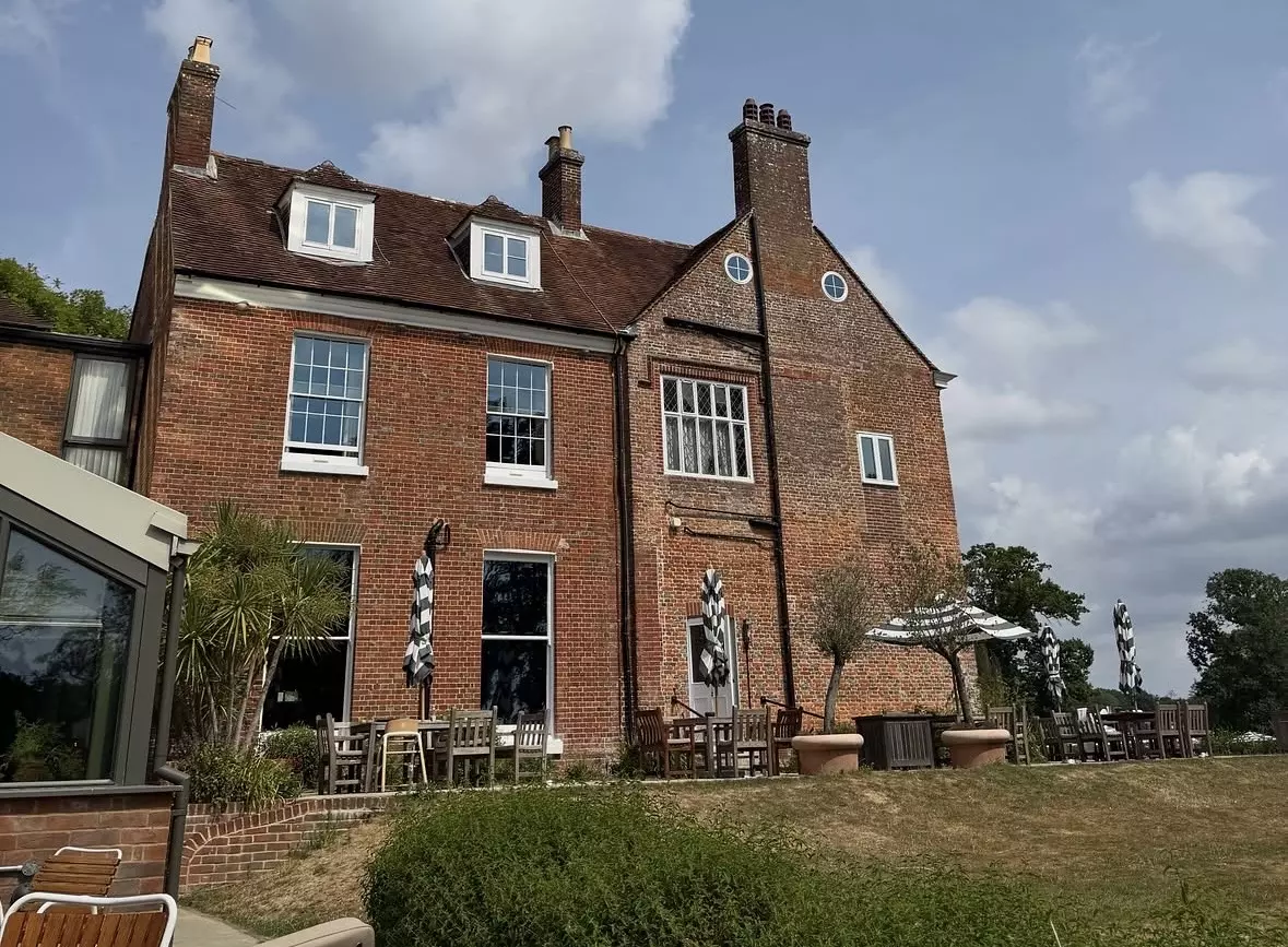New Park Manor Hotel is just a short train and taxi ride from London.