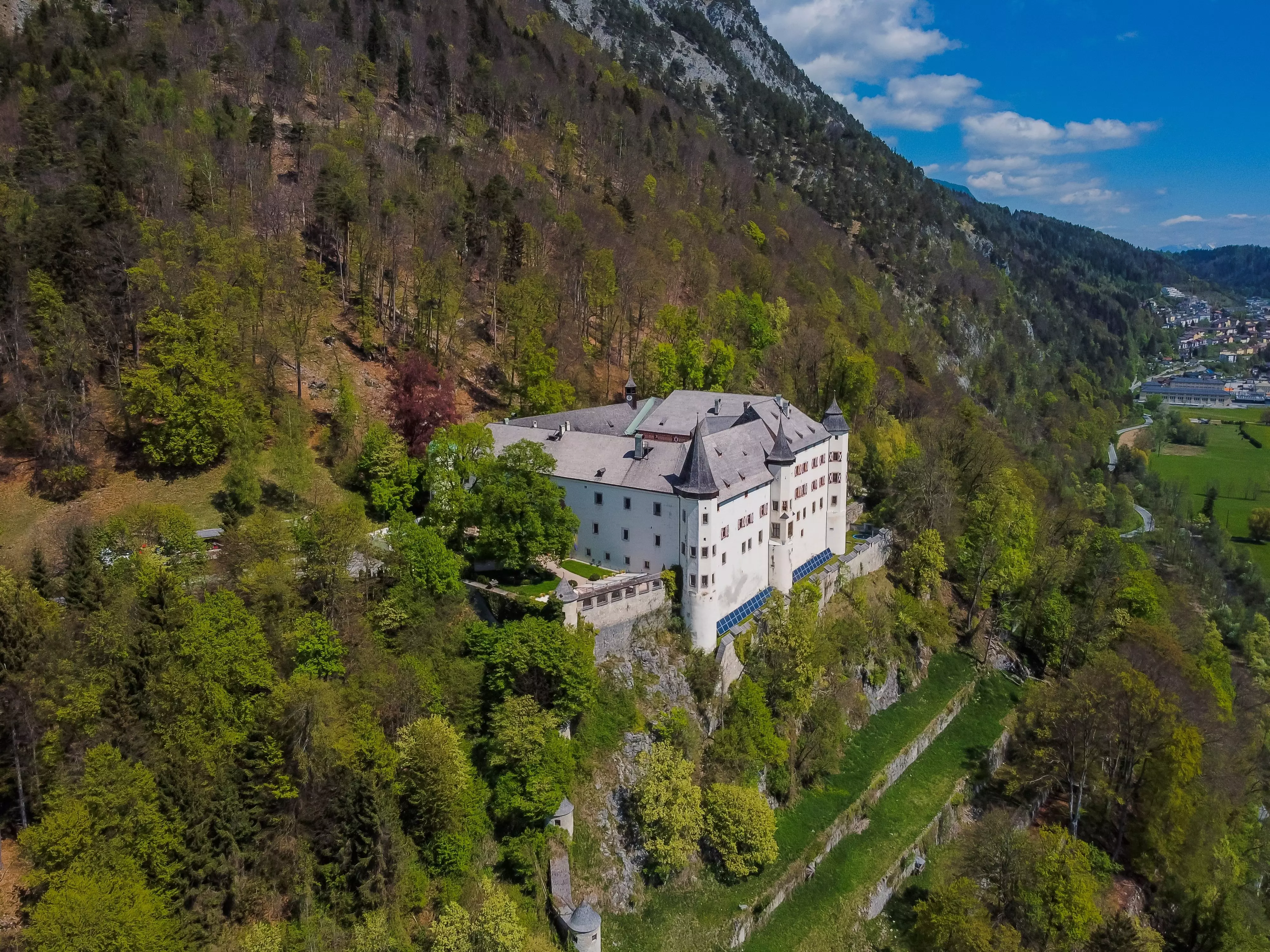 The ultimate Austrian Castle to visit with children, Tratzberg Castle is a stunning castle in the Alps.