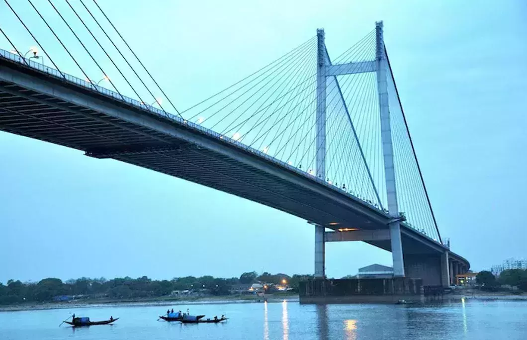 The world’s busiest cantilever bridge is in Kolkata