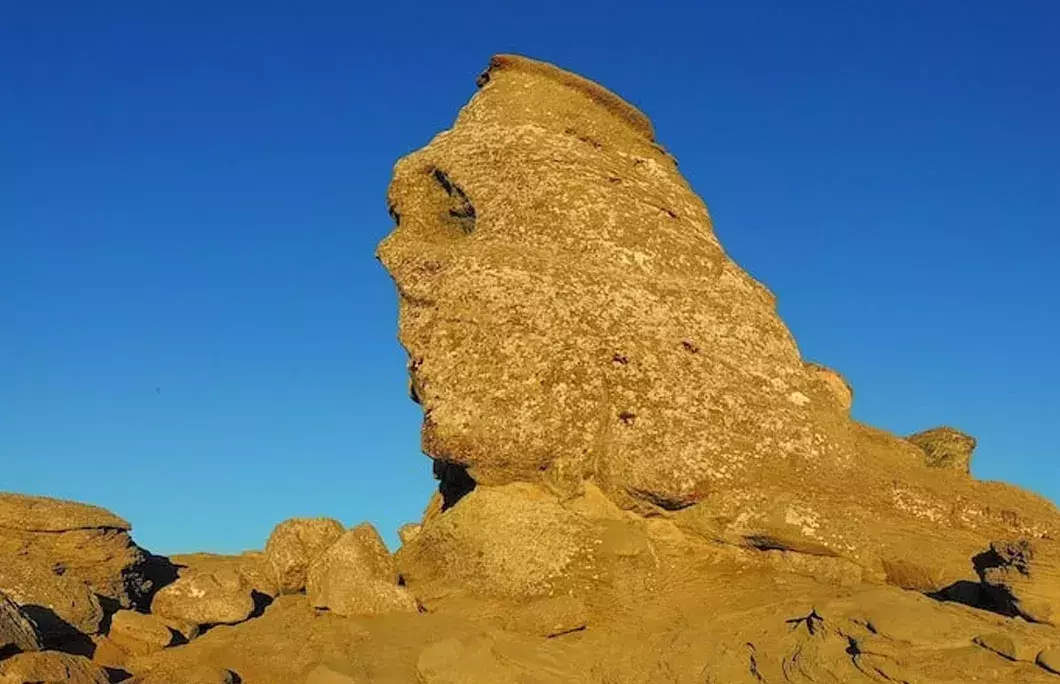 Its nickname refers to the Great Sphinx of Giza