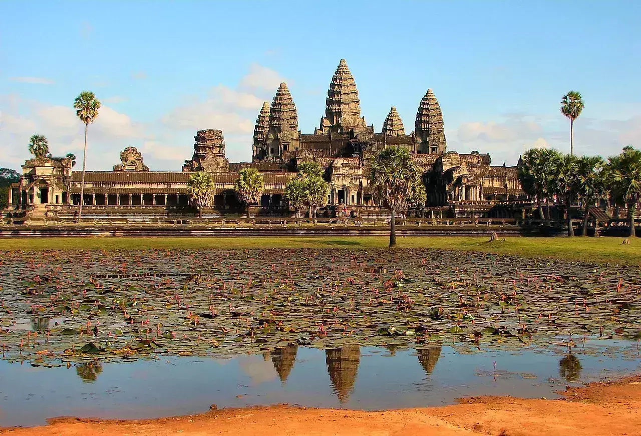 how long to build Angkor Wat