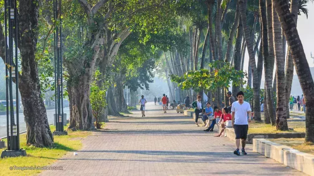 Stroll along Manila Baywalk
