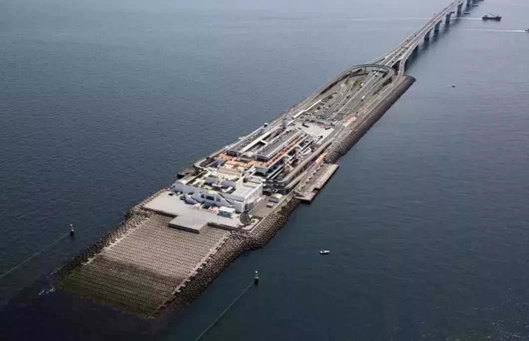 22. Umihotaru Parking Area – Kisarazu, Japan