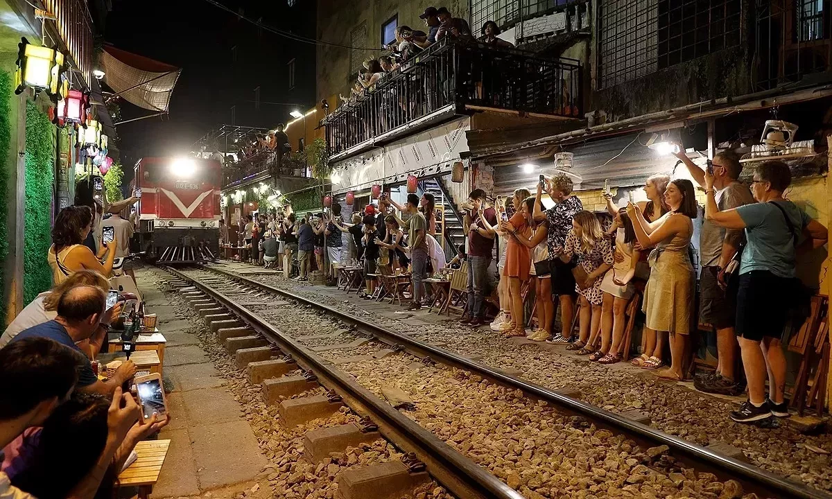 Hanoi Train Street - Should You Visit During Day Or Night? | Enjoy Travel