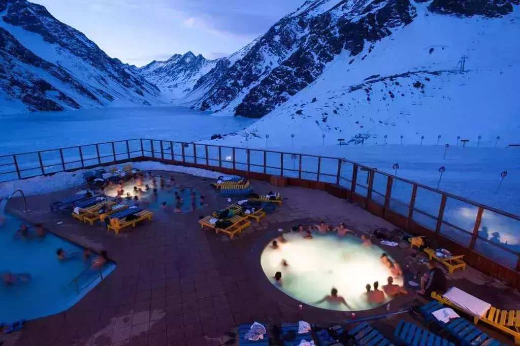 Outdoor pool and hot tub in Hotel Portillo