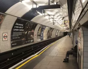 London Lockdown: Photos Show Landmarks Empty & Transport Deserted