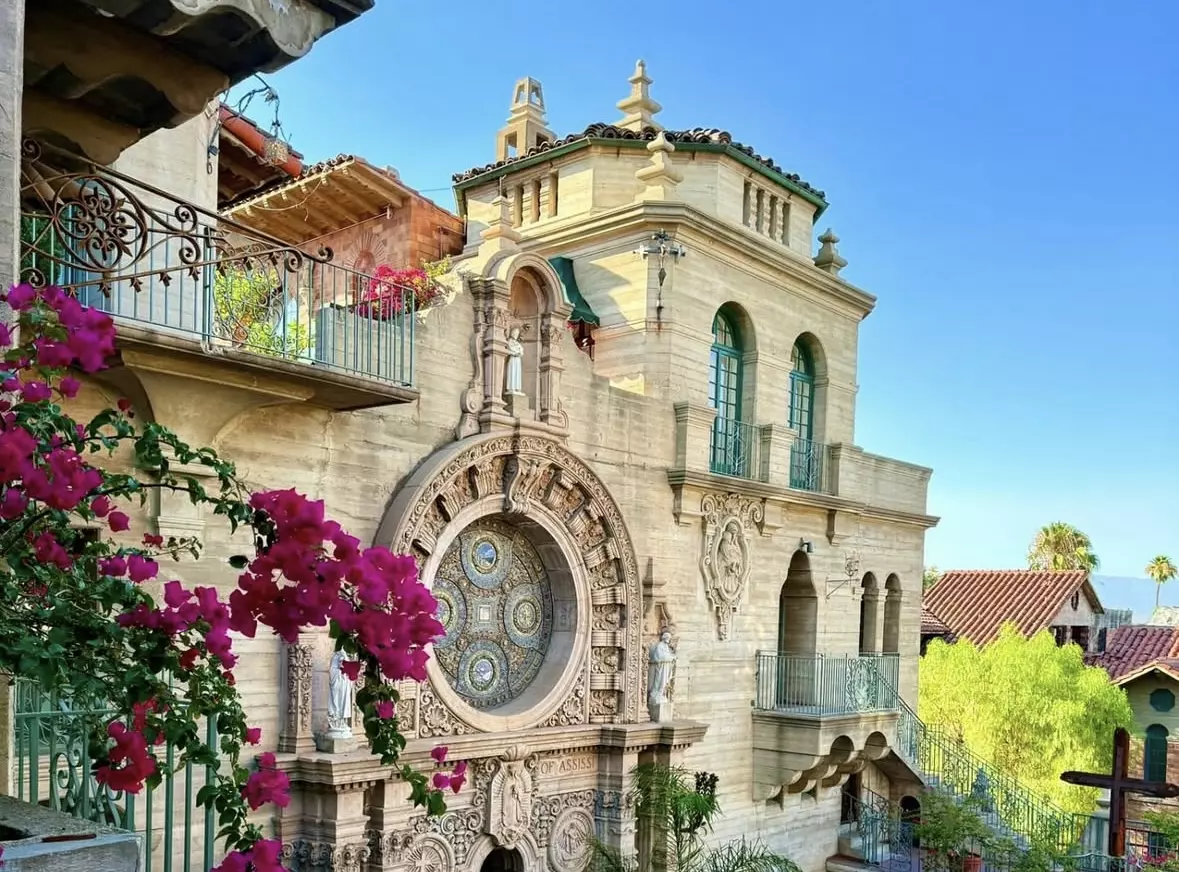 Enjoy colonial-era architecture at this 19th century romantic hotel in Riverside, California, USA.
