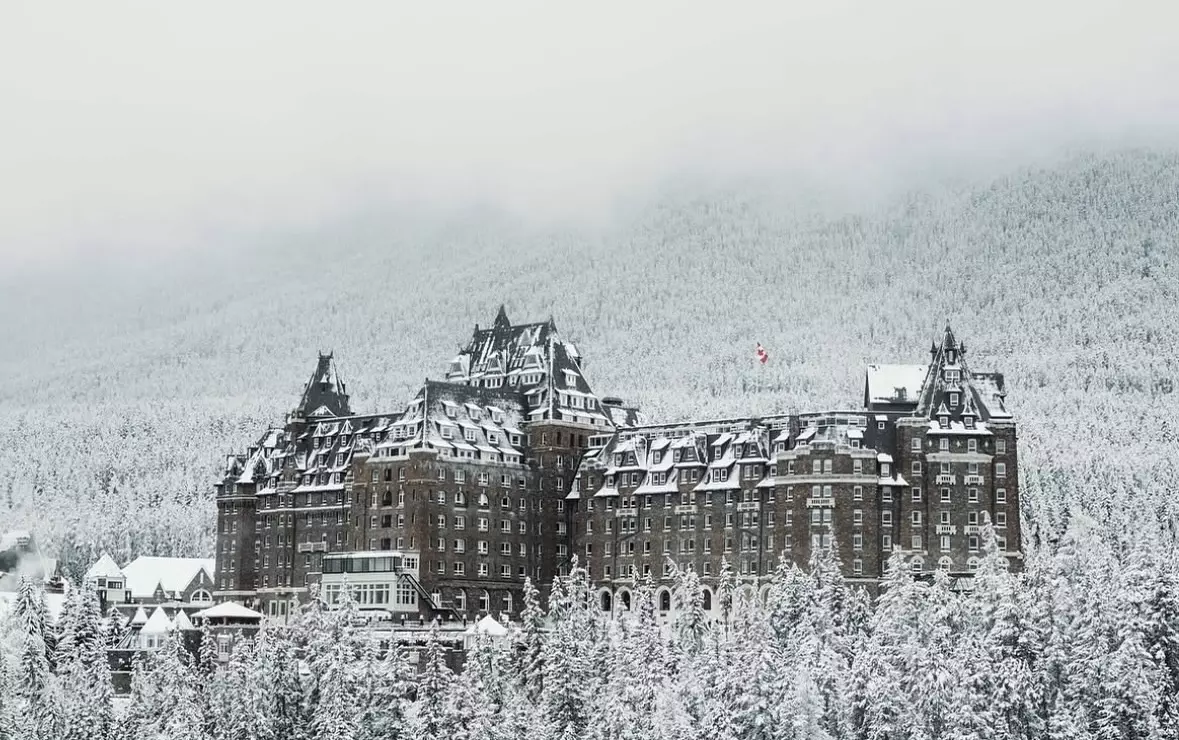 Beautiful scenery in both winter and summer, Fairmont in Banff, Canada, is ideal for a romantic holiday.
