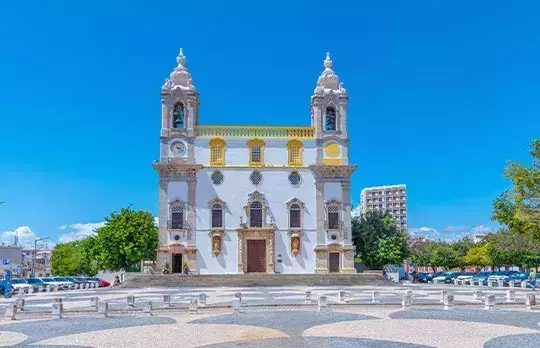 Iglesia do Carmo y la Capela dos Ossos