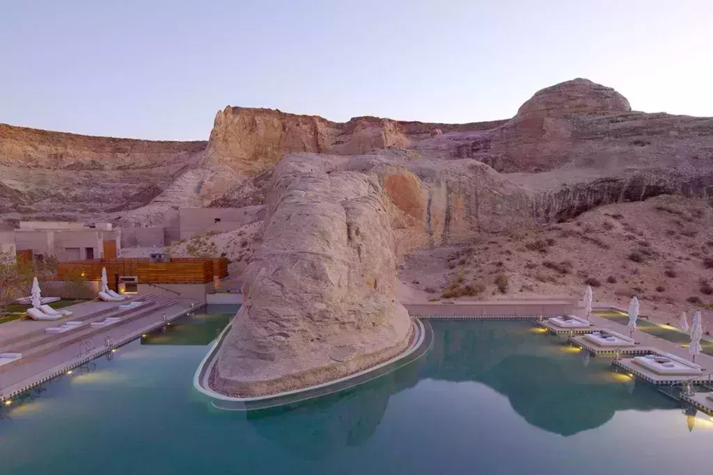 Heated swimming pool curves in Amangiri
