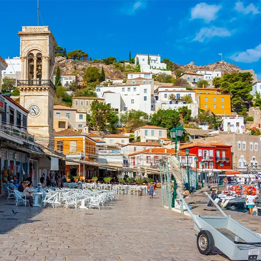 Bela vista do passeio marítimo no porto de Hydra