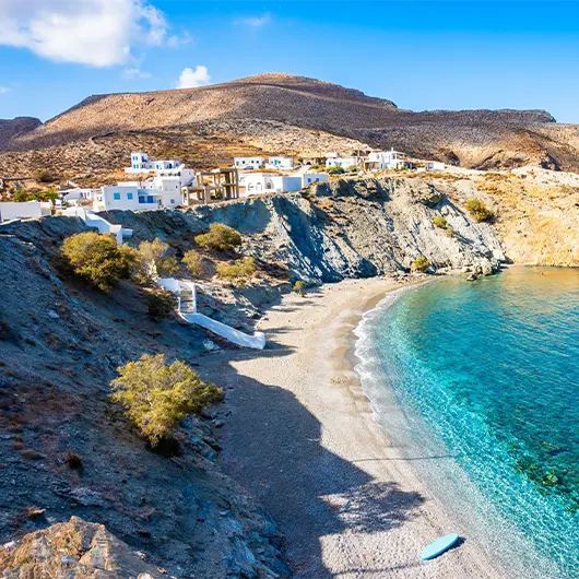 Bella vista della spiaggia di Vardia nel porto di Karavostasis