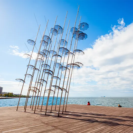 Belle vue de la sculpture des parapluies