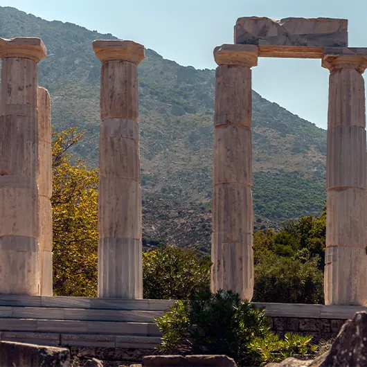Μια όμορφη θέα του Ηλίου του ιερού των Μεγάλων Θεών στη Σαμοθράκη