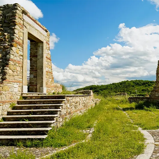 Una bella vista del borgo fantasma di Antica Aquilonia o Carbonara