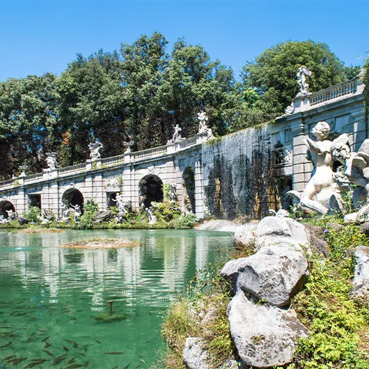 Una vista bonita del jardín del Palacio Real de Caserta