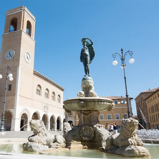 Una bella vista del Palazzo del Podestà e della Statua della Fortuna