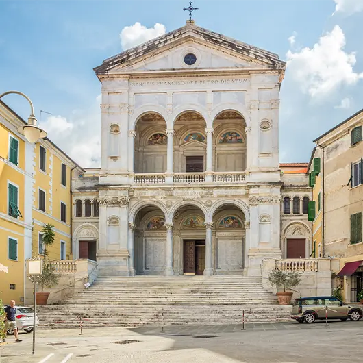 Una bella vista della Cattedrale di San Pietro Apostolo e San Francesco a Massa